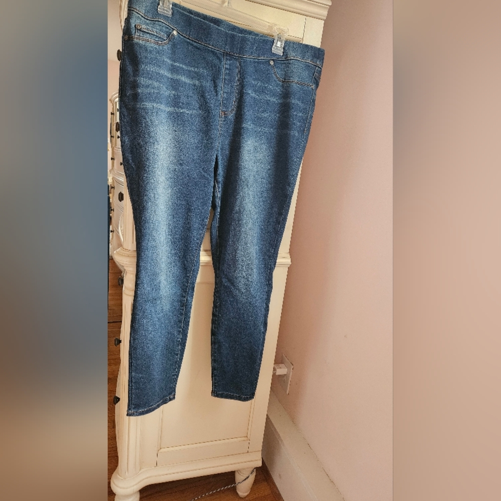 Tahari pull-on Blue Jeans with Contrast Stitching. 16W.
